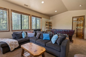 Moonridge Retreat - 6BR, Walk to Bear Mountain, Foosball Table, BBQ Big Bear Lake